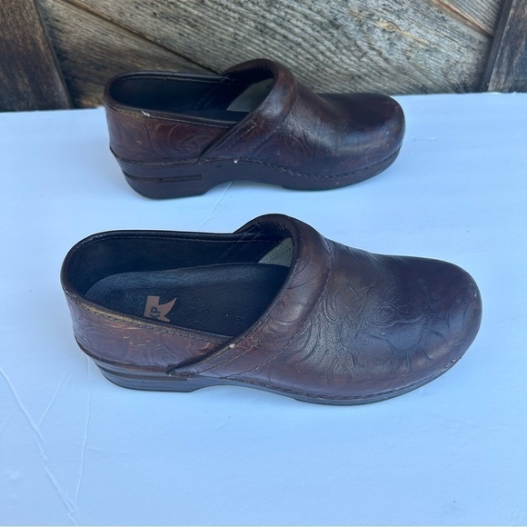 Dansko XP Brown Slip On Shoes Floral Tooled Leather Womens Size EU 39 US 8.5-9 - Picture 6 of 8